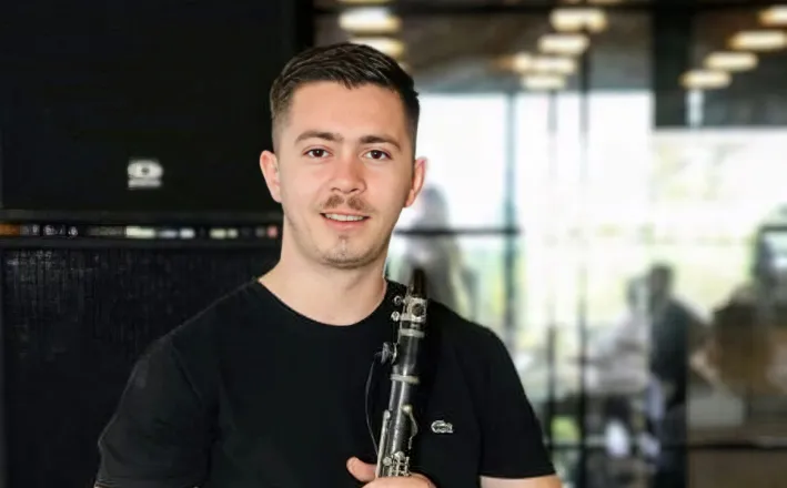 Njihej si instrumentist, 25-vjeçari arrestohet në flagrancë për trafik të armëve të zjarrit