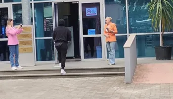 Noizy paraqitet në GJKKO, merr pjesë në gjyqin ndaj bandës së Laert Haxhiut