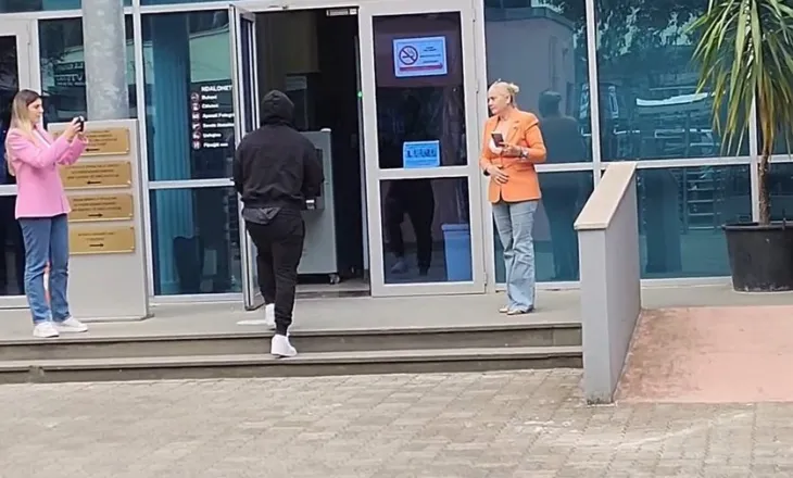 Noizy paraqitet në GJKKO, merr pjesë në gjyqin ndaj bandës së Laert Haxhiut