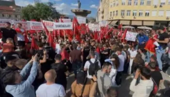 ‘Nuk do të ndalemi’/ Përfundon protesta e studentëve shqiptarë, paralajmërohet vazhdimësi e tubimeve