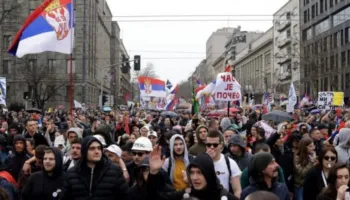 Nuk ndalen protestat në Serbi/ Mijëra studentë kundër Vuçiçit, kërkojnë zgjedhje të parakohshme