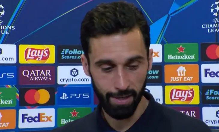 “Nuk punoj në CIA”! Pyetet në lidhje me skandalin e madh, trajneri i Real Madrid kthen përgjigje