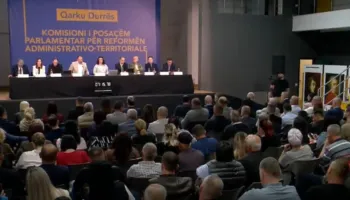 Numri i bashkive të reja ‘ndan’ PS dhe PD në Durrës/ Debate në dëgjesën me qytetarët të Komisionit të Territoriales
