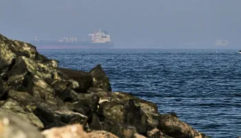 OKB paralajmëron katastrofë globale: Bllokimi i Hormuzit mund të çojë 45 milionë njerëz drejt urisë