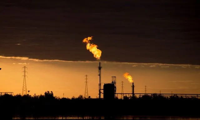 OPEC+ mblidhet për herë të parë pas largimit të Emirateve të Bashkuara, bie dakord për rritjen e prodhimit të naftës