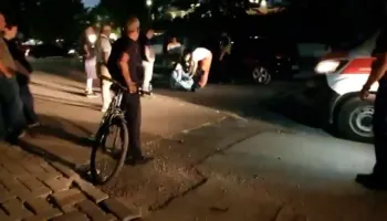 “Opeli” përplas 21-vjeçaren që lëvizte me biçikletë në Vlorë, e reja përfundon në spital