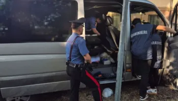 Operacion antidrogë në Itali, arrestohen 3 shqiptarë, u kapën me mbi 5.6 kg kokainë të fshehur në furgon