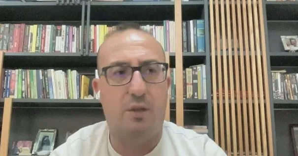“Opozita të ngujohej në Kuvend”, ironizon Korreshi: Diellës që do mbajë tenderat doja t’i gjeja burrë!