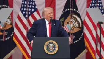 “Ose do të sillet si të tjerët, ose do ta godasim”/ Trump kërcënon Omanin për Hormuzin, reagon Teherani: Deklarata të rrezikshme