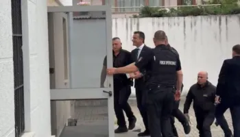 Padia kundër Dados, momenti kur Veliaj mbërrin në Gjykatën Administrative