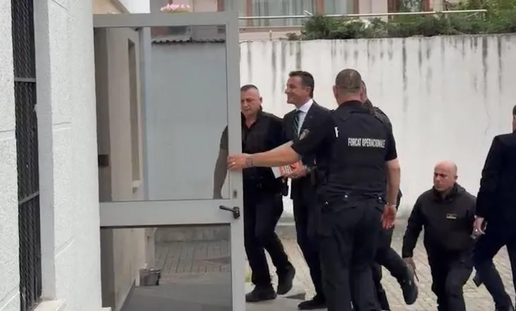 Padia kundër Dados, momenti kur Veliaj mbërrin në Gjykatën Administrative