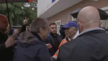 Pak para nisjes së protestës, Berisha mbërrin në seli, pritet me ovacione nga mbështetësit e opozitës