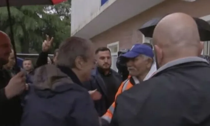 Pak para nisjes së protestës, Berisha mbërrin në seli, pritet me ovacione nga mbështetësit e opozitës