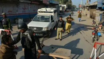 Pakistan/ Vriten 12 oficerë policie, autorët i vendosën eksploziv komisariatit