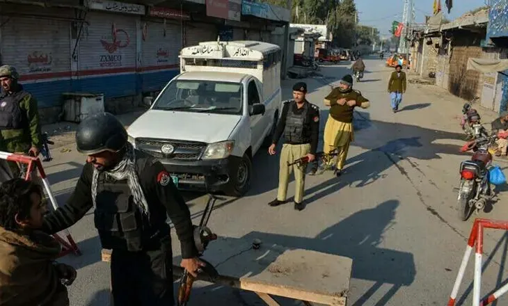 Pakistan/ Vriten 12 oficerë policie, autorët i vendosën eksploziv komisariatit