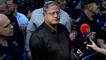 “Pamje të neveritshme dhe tmerruese”/ Të gjunjëzuar dhe me duar të lidhura, bota e tronditur pas videos së publikuar nga ministri izraelit për aktivistët e ndaluar