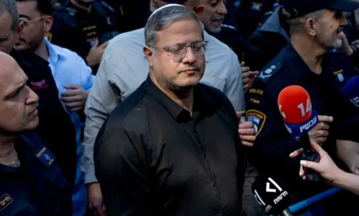 “Pamje të neveritshme dhe tmerruese”/ Të gjunjëzuar dhe me duar të lidhura, bota e tronditur pas videos së publikuar nga ministri izraelit për aktivistët e ndaluar