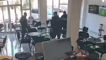 Pamje të rënda/ Momenti kur klientët në lokal çohen me vrap të tmerruar pas aksidentit që vrau 2 fëmijët (Video)
