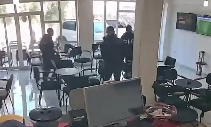 Pamje të rënda/ Momenti kur klientët në lokal çohen me vrap të tmerruar pas aksidentit që vrau 2 fëmijët (Video)