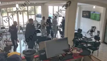 Pamje tronditëse/ Aksidenti në Durrës para lokalit, momenti kur klientët të shokuar dalin jashtë dhe tentojnë të shpëtojnë fëmijët