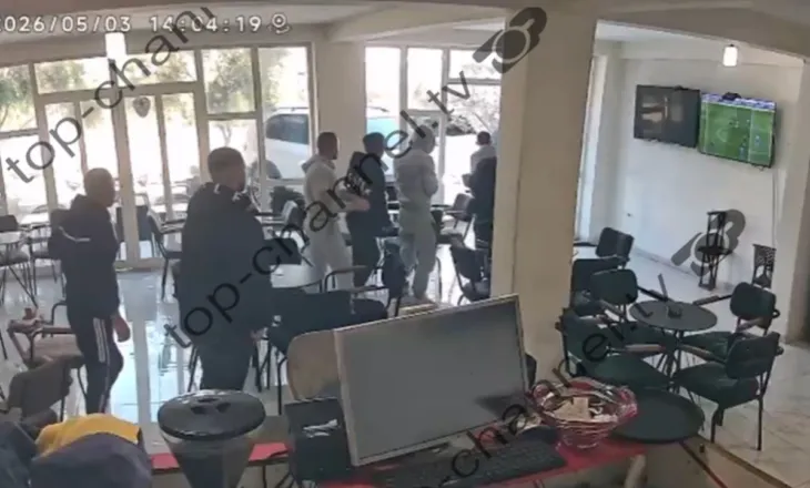 Pamje tronditëse/ Aksidenti në Durrës para lokalit, momenti kur klientët të shokuar dalin jashtë dhe tentojnë të shpëtojnë fëmijët