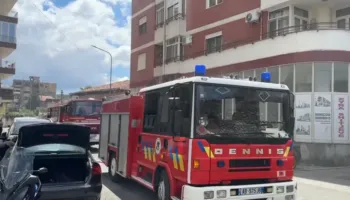 Panik në Shkodër/ Makina merr flakë në parkingun e pallatit, banorët dalin nga shtëpitë