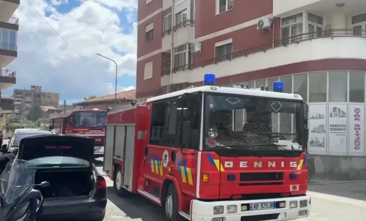 Panik në Shkodër/ Makina merr flakë në parkingun e pallatit, banorët dalin nga shtëpitë