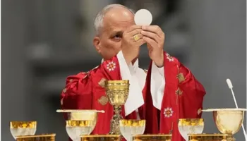 Papa lutet që njerëzimi të shpëtohet nga ‘e keqja e luftës’, ndërsa besimtarët katolikë shënuan Pentekostin
