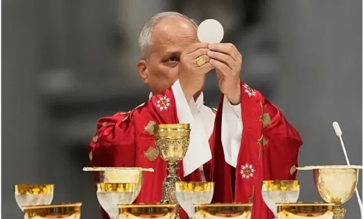 Papa lutet që njerëzimi të shpëtohet nga ‘e keqja e luftës’, ndërsa besimtarët katolikë shënuan Pentekostin