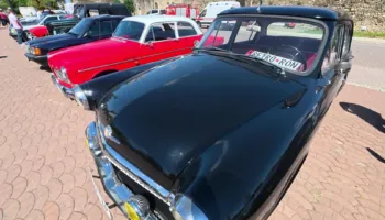 Parada e makinave retro, e tashmja dhe e shkuara e automjeteve takohen në qytetin e Elbasanit