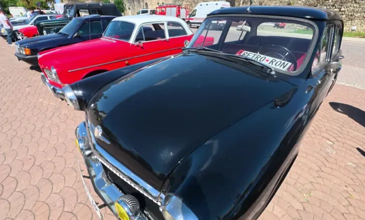 Parada e makinave retro, e tashmja dhe e shkuara e automjeteve takohen në qytetin e Elbasanit