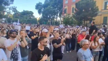 Pas dhunës në Zvërnec, qytetarët mblidhen në protestë në Tiranë