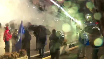 Pas molotovëve, protestuesit e PD-së hedhin fishekzjarrë, policia i kundërpërgjigjet me ujë