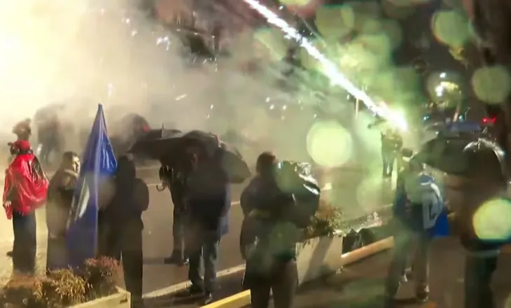 Pas molotovëve, protestuesit e PD-së hedhin fishekzjarrë, policia i kundërpërgjigjet me ujë