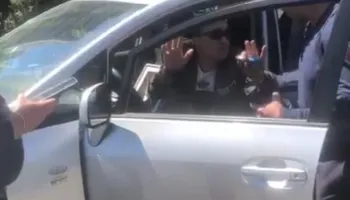 ‘Pash Zotin mos më gjuni…’ – Ky është Viktor Ndoka që terrorizoi qytetarët me ‘Toyotën’ pa targa te Sheshi ‘Skëndërbej’