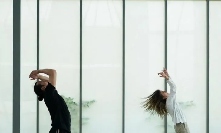 Performanca “No-w-Here” me koreografi nga Blenard Azizaj shënon fillimin e sezonit të ri në HangArt-Kinostudio