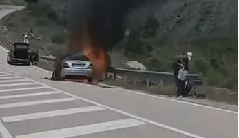Përfshihet nga flakët automjeti në aksin Korçë–Ersekë, shpëton drejtuesi