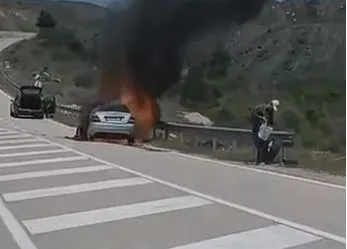 Përfshihet nga flakët automjeti në aksin Korçë–Ersekë, shpëton drejtuesi