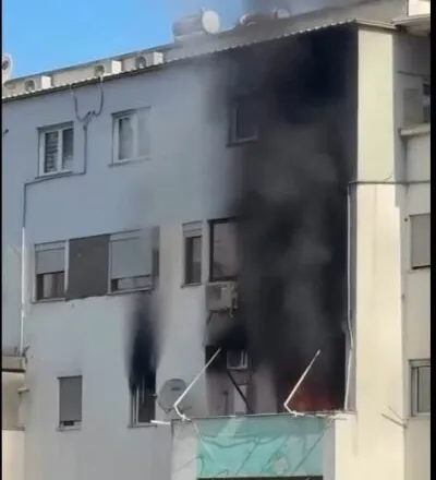 Përfshihet nga flakët një apartament në kompleksin ‘Kika 1’ në ‘Komunën e Parisit’