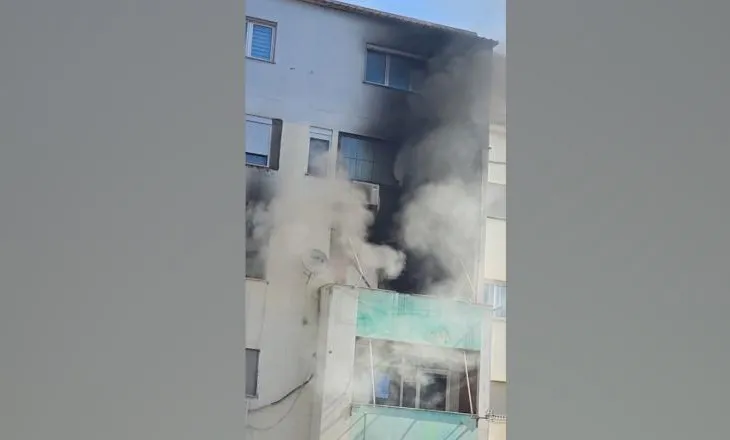 Përfshihet nga flakët një apartament në pallatin shumëkatësh te Komuna e Parisit në kryeqytet