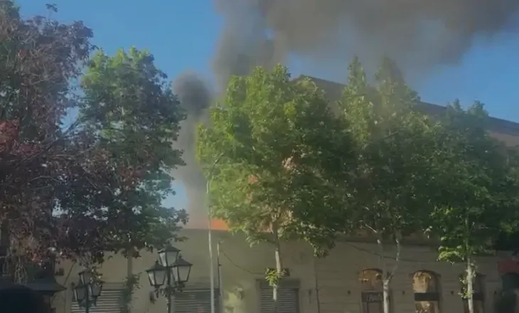 Përfshihet nga flakët tarraca e një dyqani në Rrugën e Kavajës