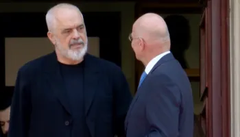 Përfundon takimi në Kryeministri, Rama përshëndetet me ministrin grek Dendias: Mik i çmuar!