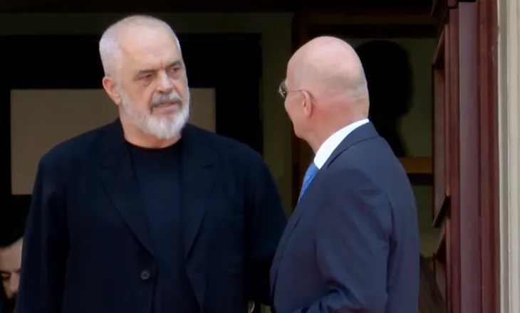Përfundon takimi në Kryeministri, Rama përshëndetet me ministrin grek Dendias: Mik i çmuar!
