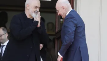 Përfundon takimi Rama-Dendias në Kryeministri