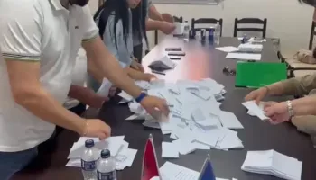 Përfundon votimi për kreun e PD-së, publikohen rezultatet e para nga degët në rrethe