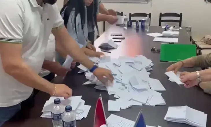 Përfundon votimi për kreun e PD-së, publikohen rezultatet e para nga degët në rrethe