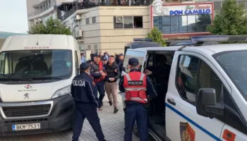 Përleshja e tifozëve në ‘Elbasan Arena’, dhjetë tifozë të KF Tiranës shoqërohen në polici