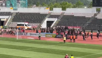 Përleshje masive në fushë mes tifozëve të AF Elbasanit dhe KF Tiranës, ndërhyn policia