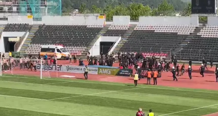 Përleshje masive në fushë mes tifozëve të AF Elbasanit dhe KF Tiranës, ndërhyn policia