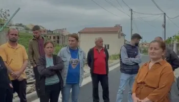 “Përnatë e përditë, po shkojmë në polici”/ Manovra të rrezikshme në rrugë, banorët e Arapajt në protestë për fqinjët
